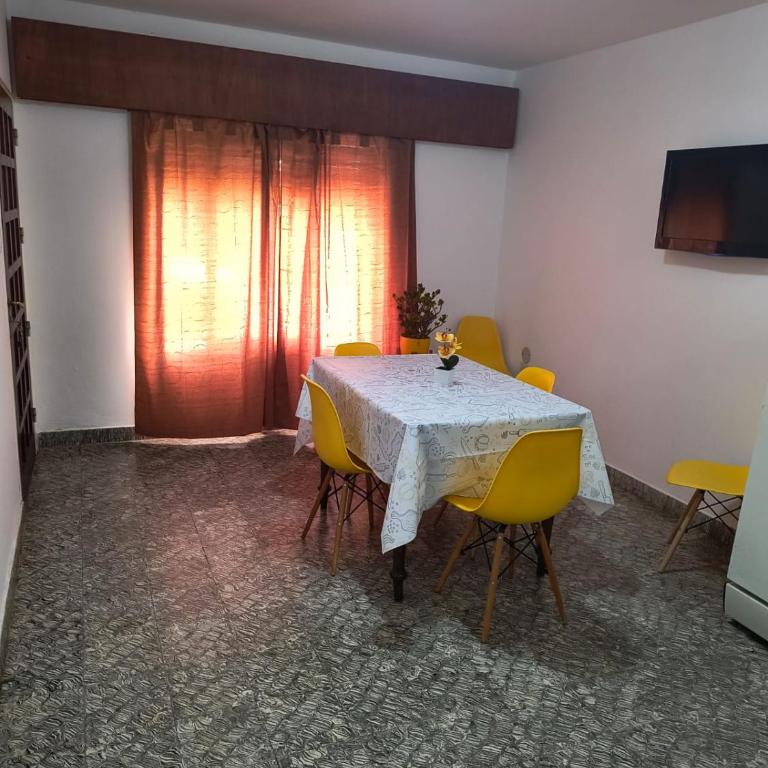 Alojamiento casa amueblada - Three-Bedroom Home - 1