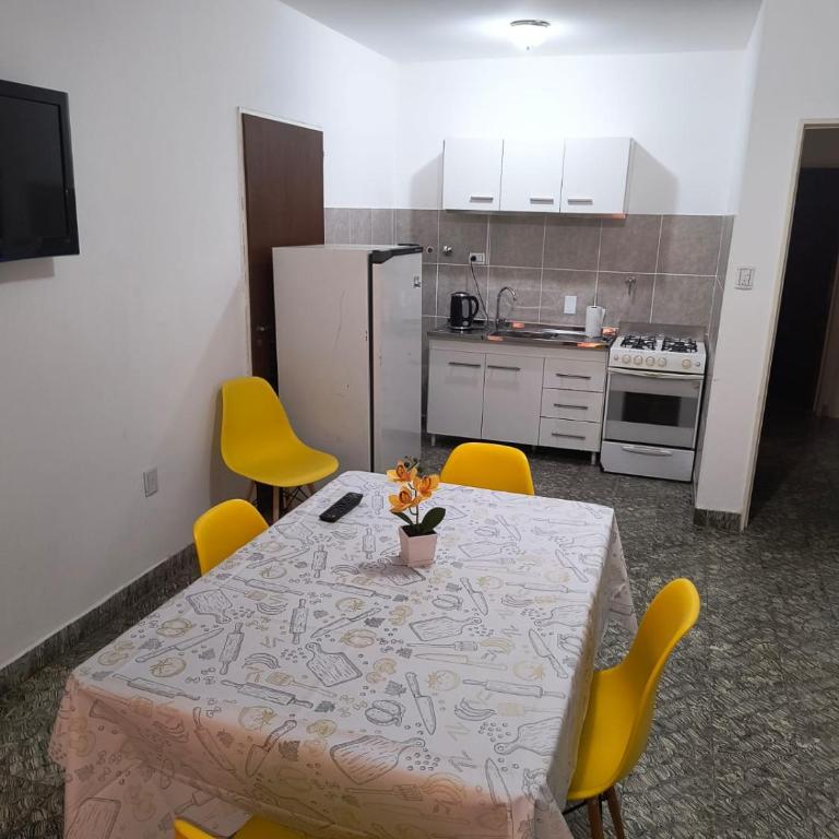Alojamiento casa amueblada - Three-Bedroom Home - 4
