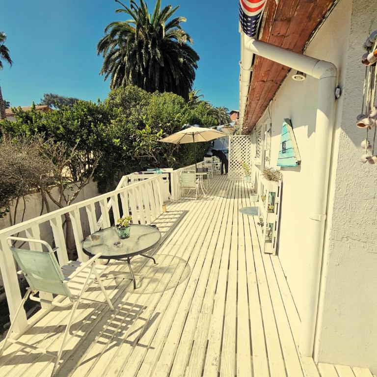 Sophia Hostel Beach House l Coworking, Coliving & Wellness - Twin Room with Terrace - 8