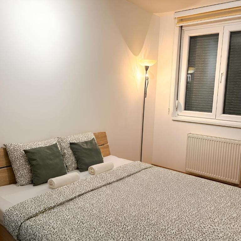 Central City Nest 4 guests Balcony & Free Parking - One-Bedroom Apartment - 11