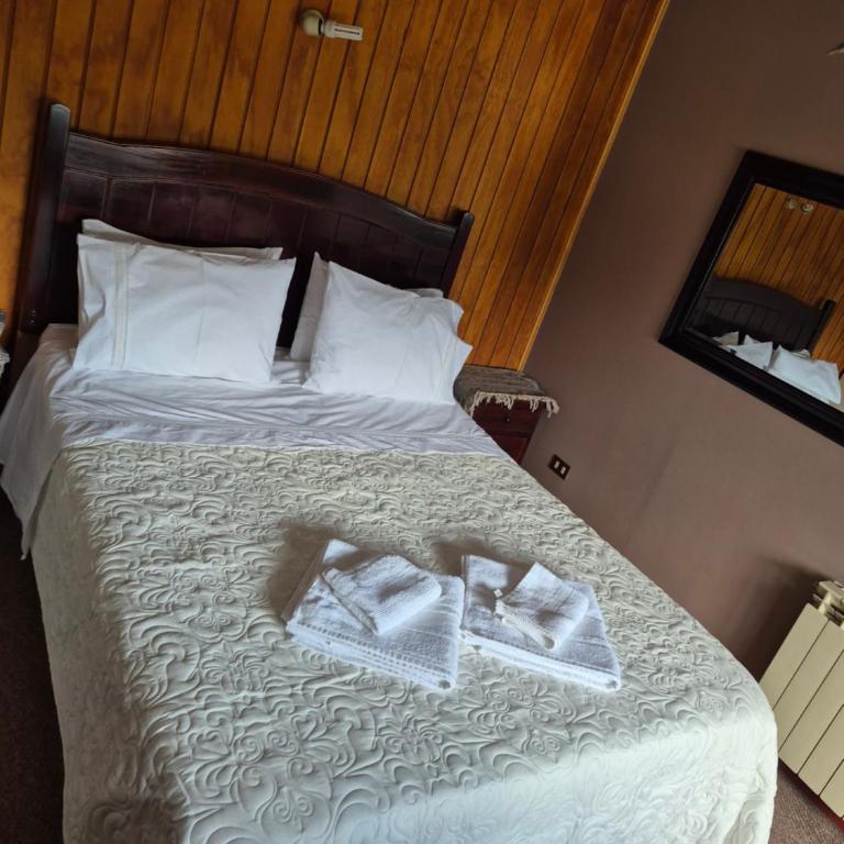 Departamento independiente en 2do piso, ubicado en casa residencial - Two-Bedroom Apartment - 41