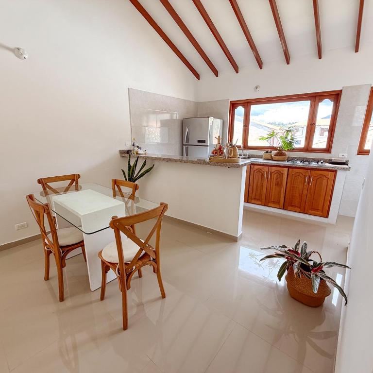 Central, Con parqueadero, Cerca a la Plaza, Vista a la montaña - Two-Bedroom Apartment - 3