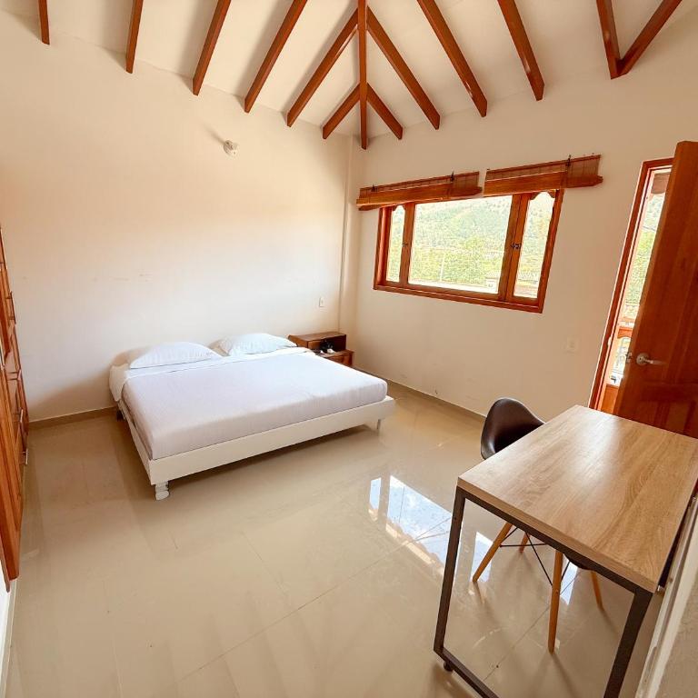 Central, Con parqueadero, Cerca a la Plaza, Vista a la montaña - Two-Bedroom Apartment - 4