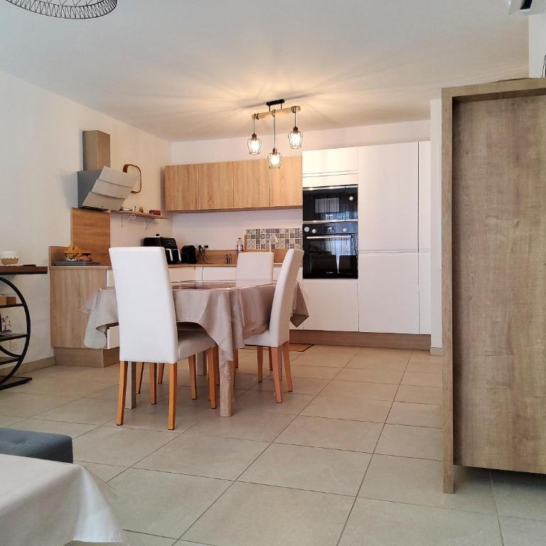Appart 2 chambres - 50 m de la mer - parking - Appartement - 11