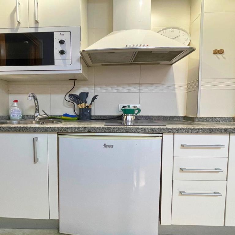 Home4u Cartuja - One-Bedroom Apartment - 8