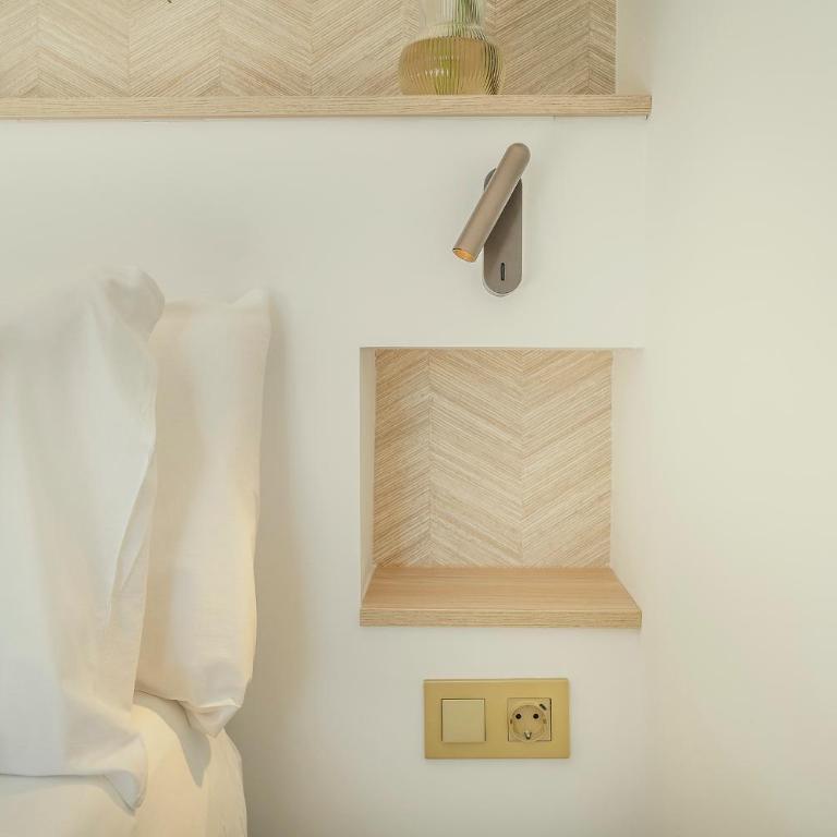 Beneste Nerja Hostal - Habitación con cama extragrande y balcón - 9