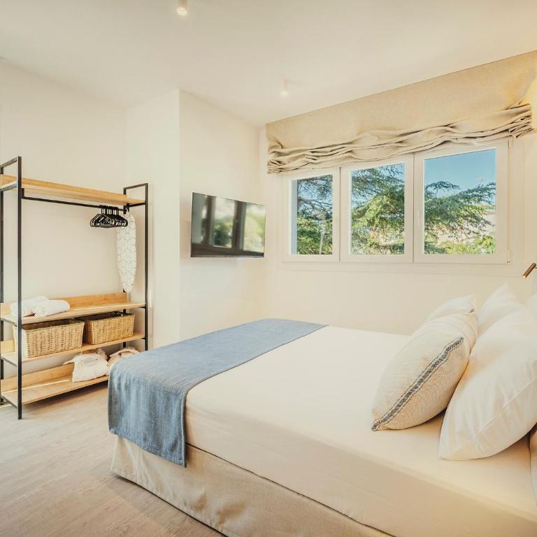 Beneste Nerja Hostal - Habitación con cama extragrande y balcón - 2