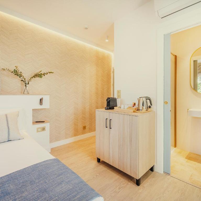 Beneste Nerja Hostal - Habitación con cama extragrande y balcón - 7