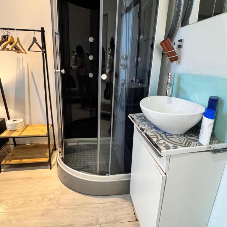 Plaza Opera Home - Double Room with Shared Bathroom - 6