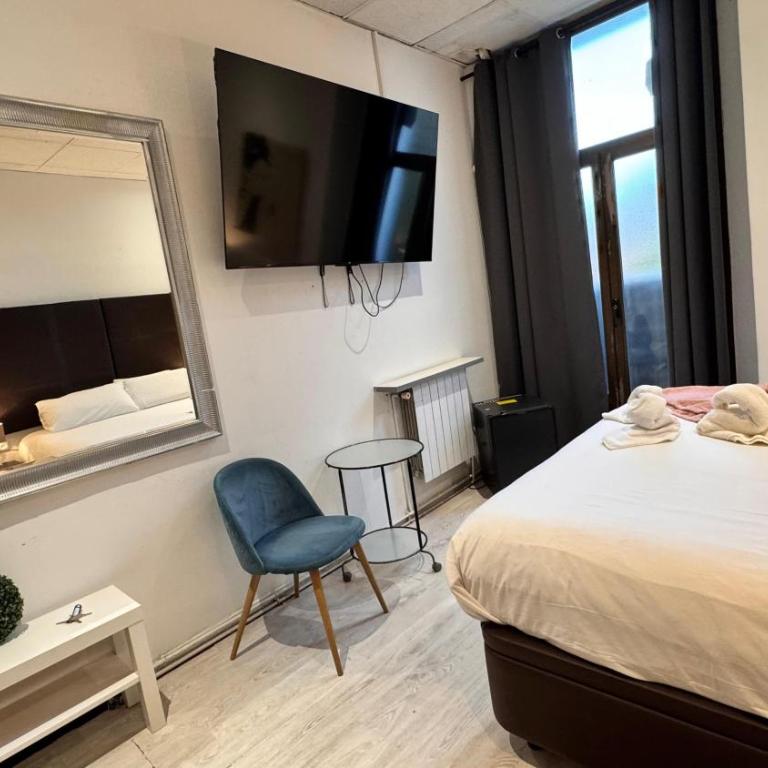 Plaza Opera Home - Double Room with Shared Bathroom - 7