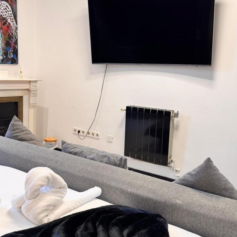 Plaza Opera Home - Triple Room with Shared Bathroom - 9