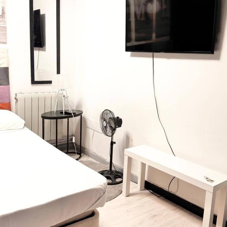 Plaza Opera Home - Double Room with Shared Bathroom - 6