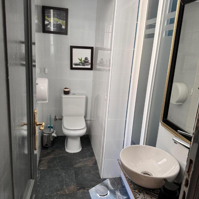 Plaza Opera Home - Triple Room with Shared Bathroom - 13