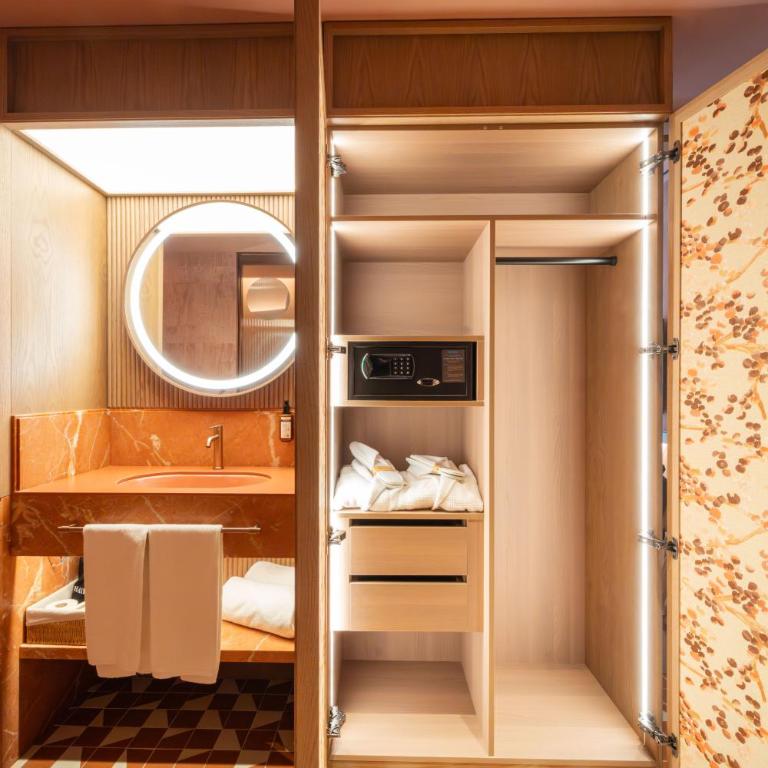 Hotel Palacio Bellas Artes San Sebastian, Curio Collection by Hilton - Double Room with Two Double Beds and Gallery - 8