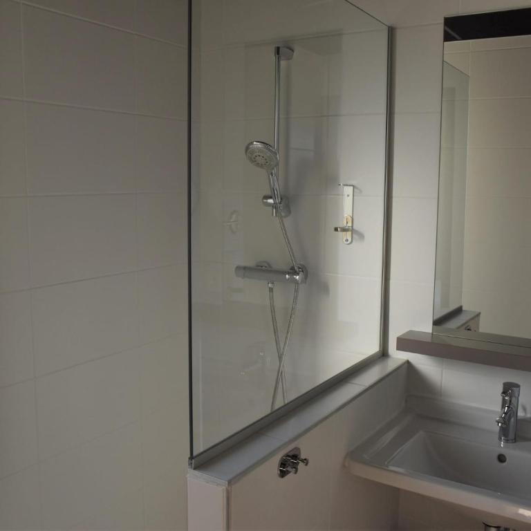 Modern Couple Stay in Lyon Docklands - Apartment - 8