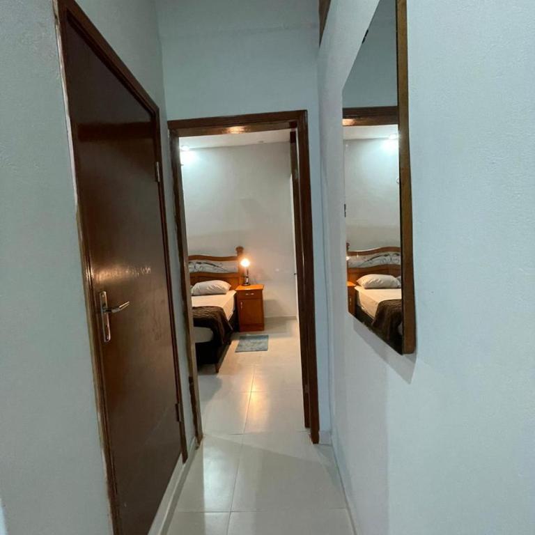 Apartamento minimalista con balcón - One-Bedroom Apartment - 7