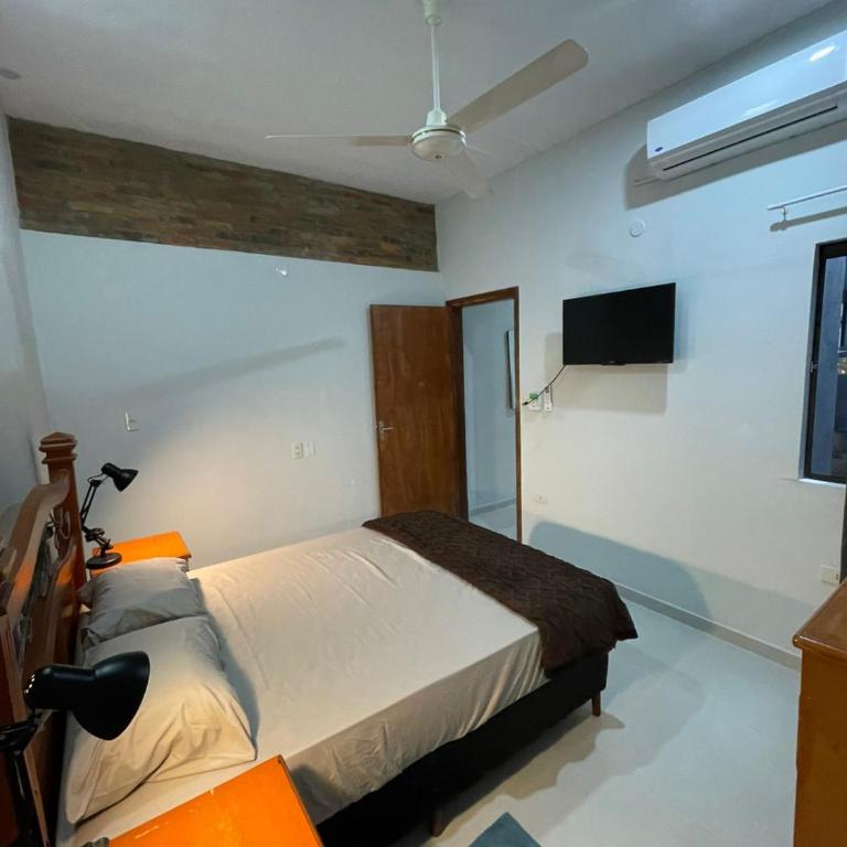 Apartamento minimalista con balcón - One-Bedroom Apartment - 14