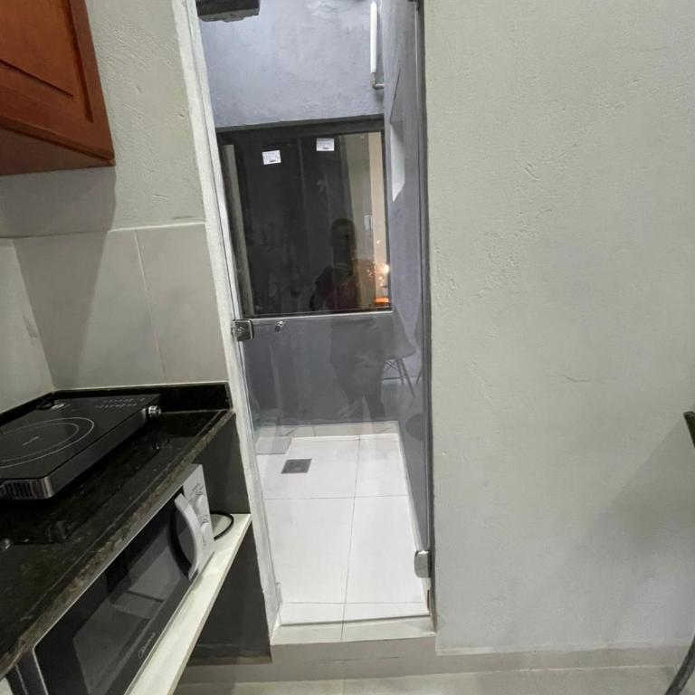 Apartamento minimalista con balcón - One-Bedroom Apartment - 15