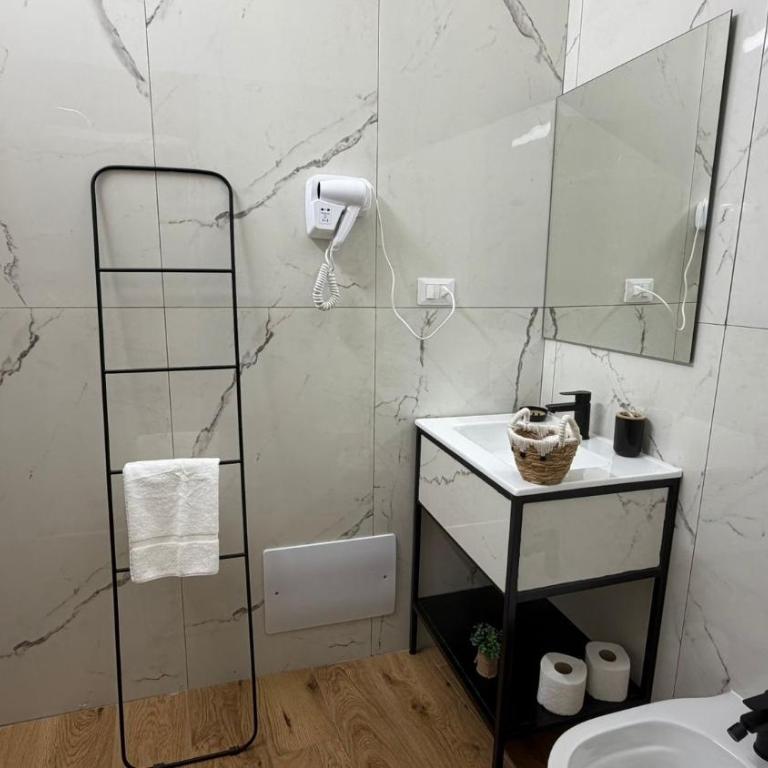 Cinquantotto Cozy Rooms - Twin Room with Private Bathroom - 8