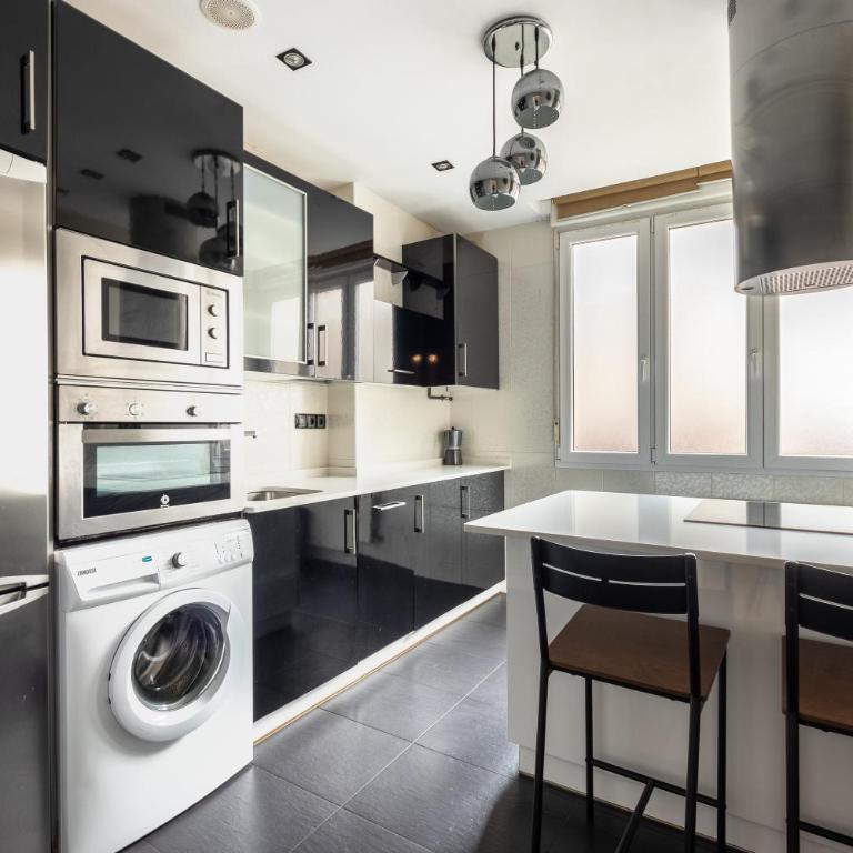 Bilbao Volantin II with jacuzzi by Aston Rentals - Three-Bedroom Apartment - 12