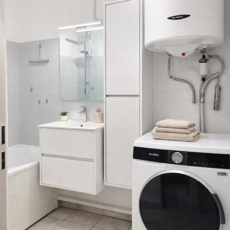 Le Lagon de Frejus Piscine XXL - Three-Bedroom Apartment - 16