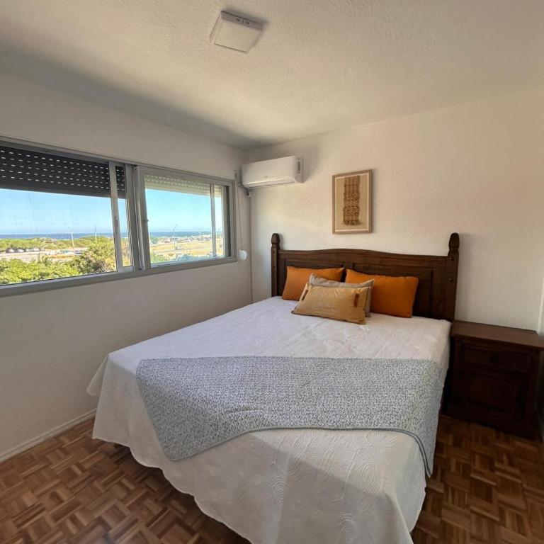 Vista al mar desde la cama en Playa Brava con cochera - Two-Bedroom Apartment - 12
