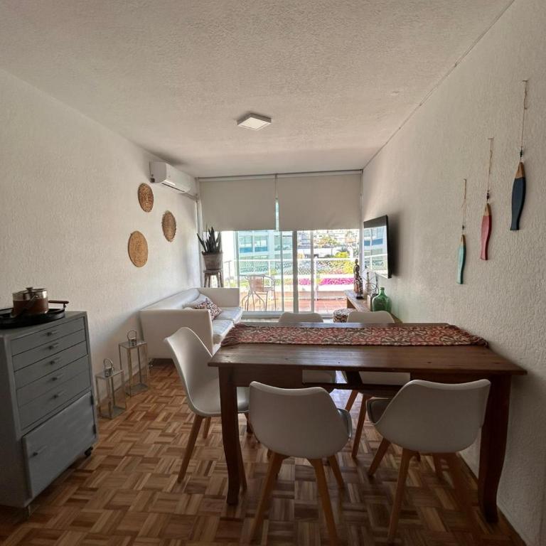 Vista al mar desde la cama en Playa Brava con cochera - Two-Bedroom Apartment - 1