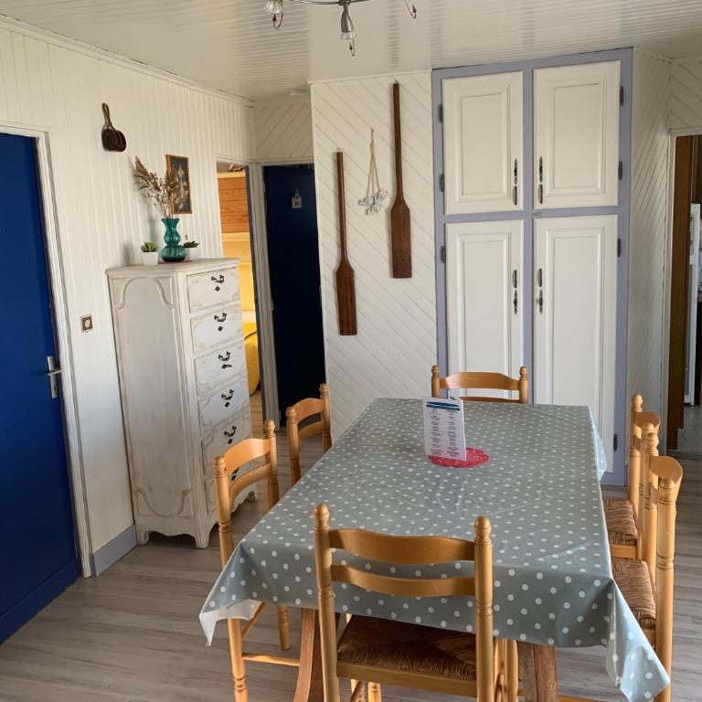 AIG 48 – Chalet climatisé – Gruissan – 6 personnes - Chalet 3 Chambres - 1