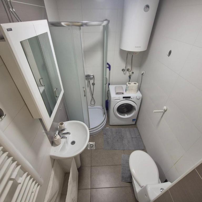 Vukov Spomenik Two-Bedroom Apartment with Terrace - Two-Bedroom Apartment - 9