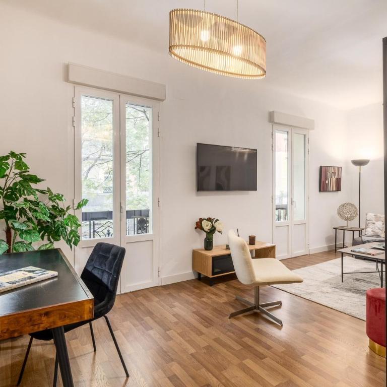 Stylish 2-Bed Apartment in Salamanca, Madrid - Two-Bedroom Apartment - 1
