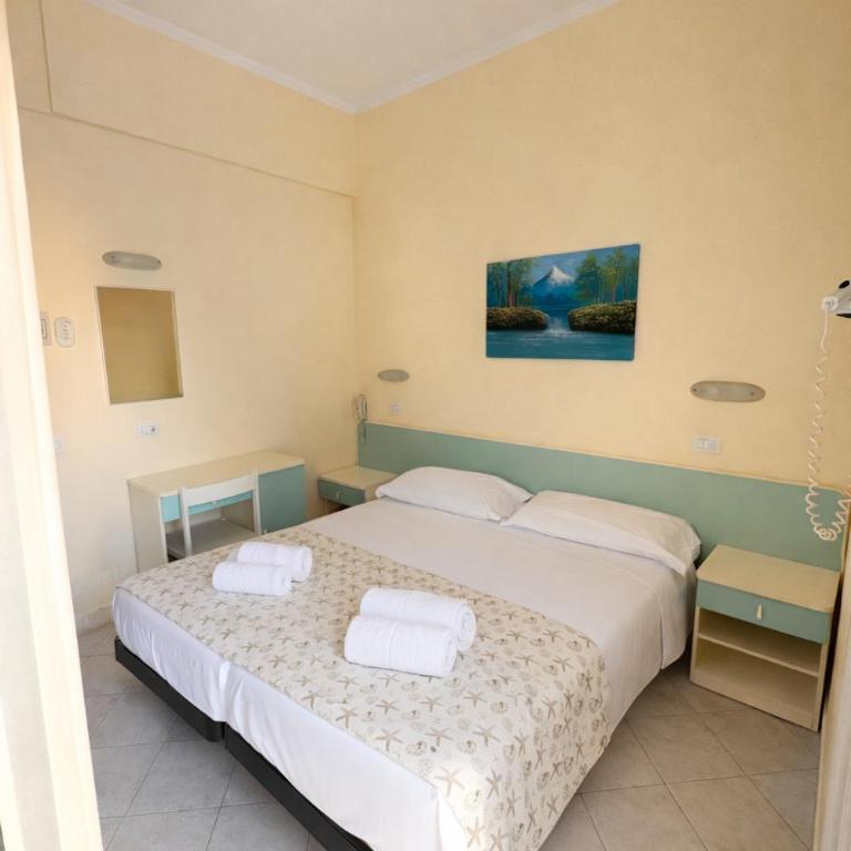 Hotel Giove dipendenza Hotel Fiamma - Camera Matrimoniale con Balcone - 9