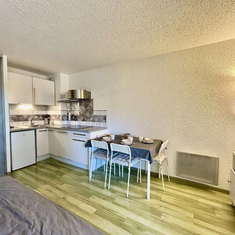 PRECO 459 SAINTE MAXIME Studio cabine 4 couchages Piscine et parking - Apartment mit 1 Schlafzimmer und Balkon - 8