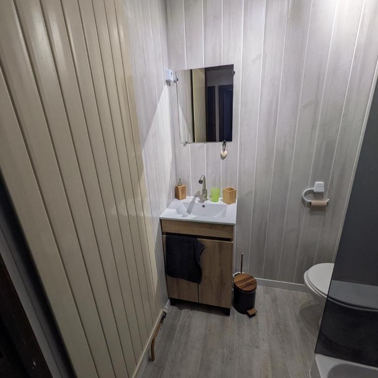 AirBnBri' Chambre à Louer RDC Maison - Chambre Double avec Salle de Bains Commune - 3