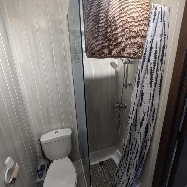 AirBnBri' Chambre à Louer RDC Maison - Chambre Double avec Salle de Bains Commune - 2