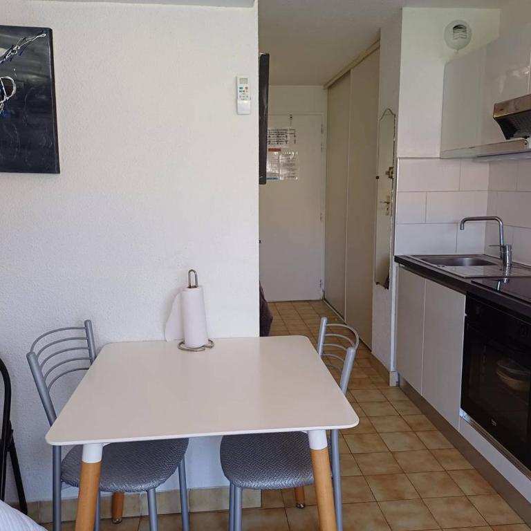 Charmant studio à Balaruc-les-Bains avec parking inclus - FR-1-571-68 - Appartement - 8