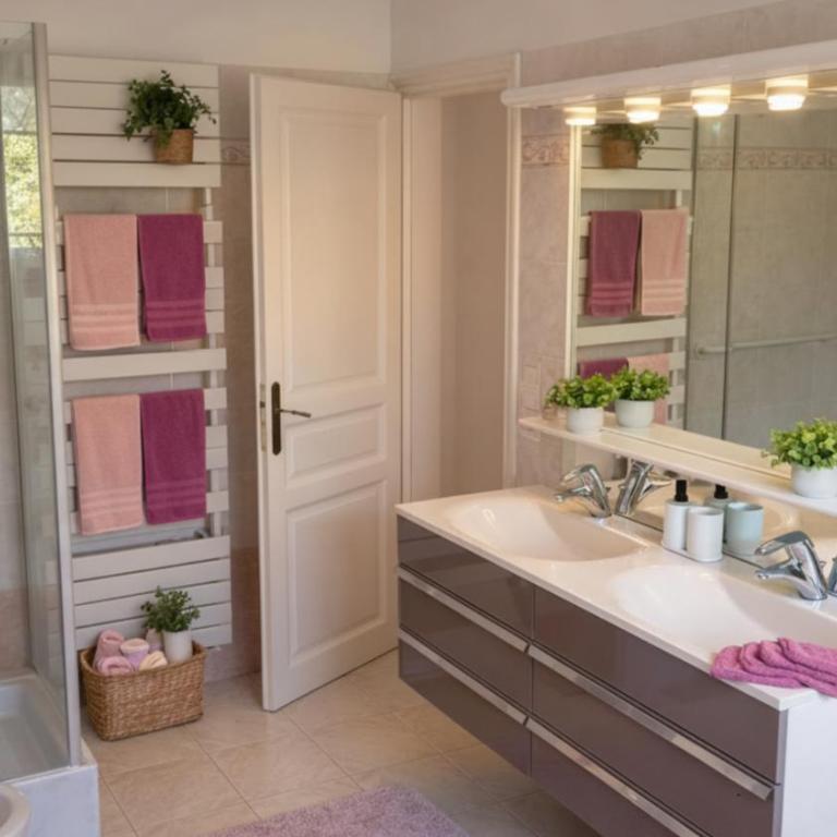 Séjour détente dans une villa avec piscine privée, nature, golf et mer à proximité - Three-Bedroom House - 34