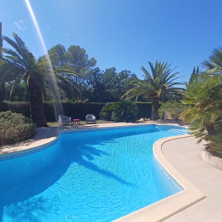 Séjour détente dans une villa avec piscine privée, nature, golf et mer à proximité - Three-Bedroom House - 7