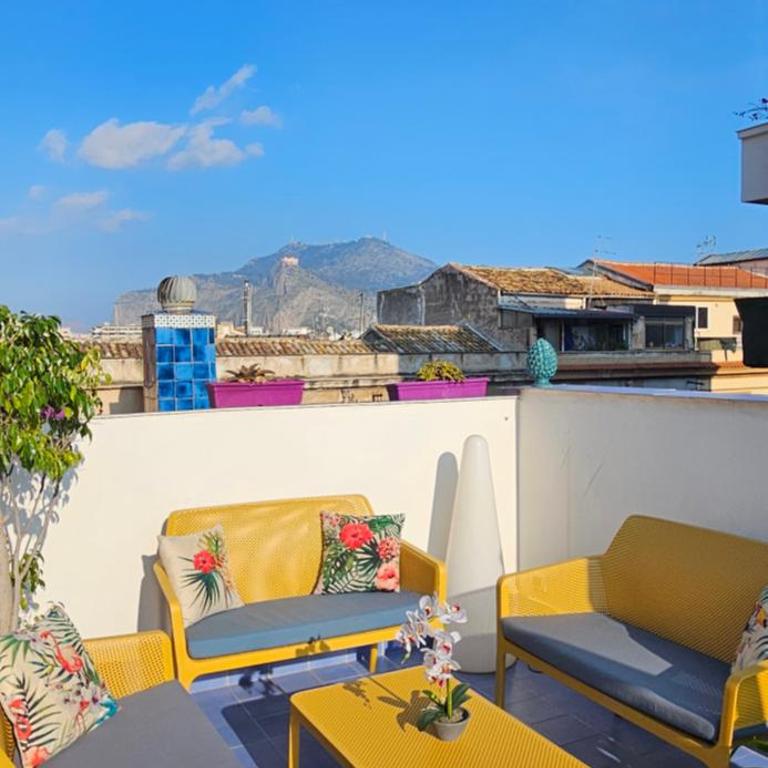 Large terrace apartment near Politeama - Apartment - 48
