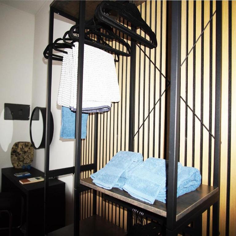 10 Min Centrale - Bright & modern, up to 5 beds - One-Bedroom Loft Apartment with One Queen Bed - 18