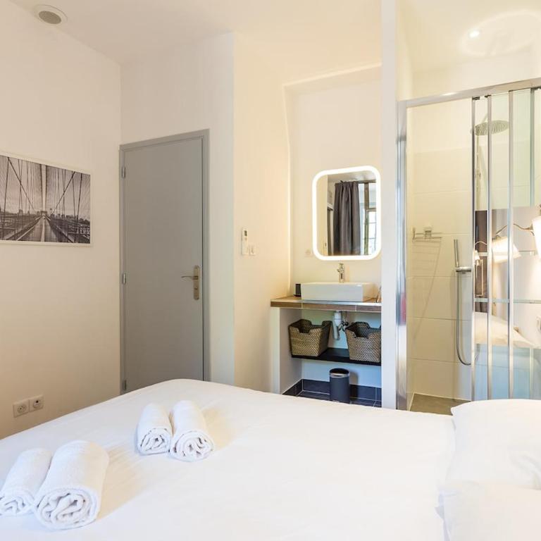 Appartement centre ville, Air Conditionné, 2 suites, parking sur demande - Two-Bedroom Apartment - 11