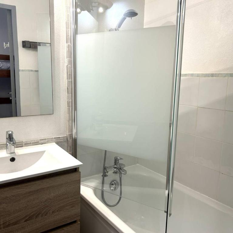 Studio cosy avec terrasse, piscine, tennis, Wi-Fi - Accès direct plage - Bormes-les-Mimosas - FR-1-251-560 - Appartement - 13