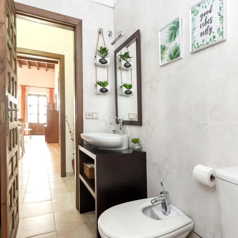 Elvira Home For 4 - Two-Bedroom Apartment with Balcony - 1