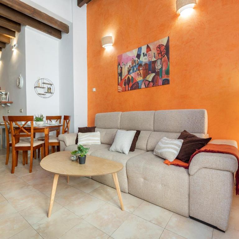 Elvira Home For 4 - Two-Bedroom Apartment with Balcony - 6