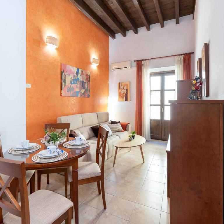 Elvira Home For 4 - Two-Bedroom Apartment with Balcony - 8