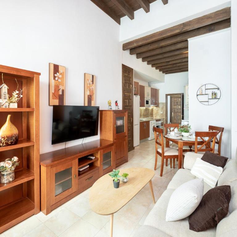 Elvira Home For 4 - Two-Bedroom Apartment with Balcony - 10