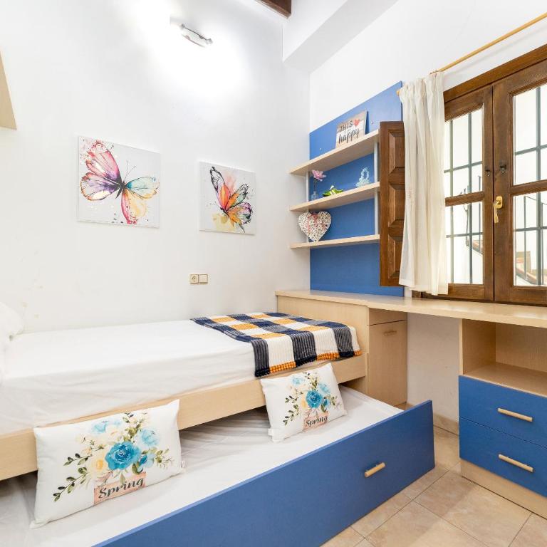 Elvira Home For 4 - Two-Bedroom Apartment with Balcony - 11