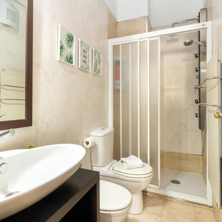Elvira Home For 4 - Two-Bedroom Apartment with Balcony - 16