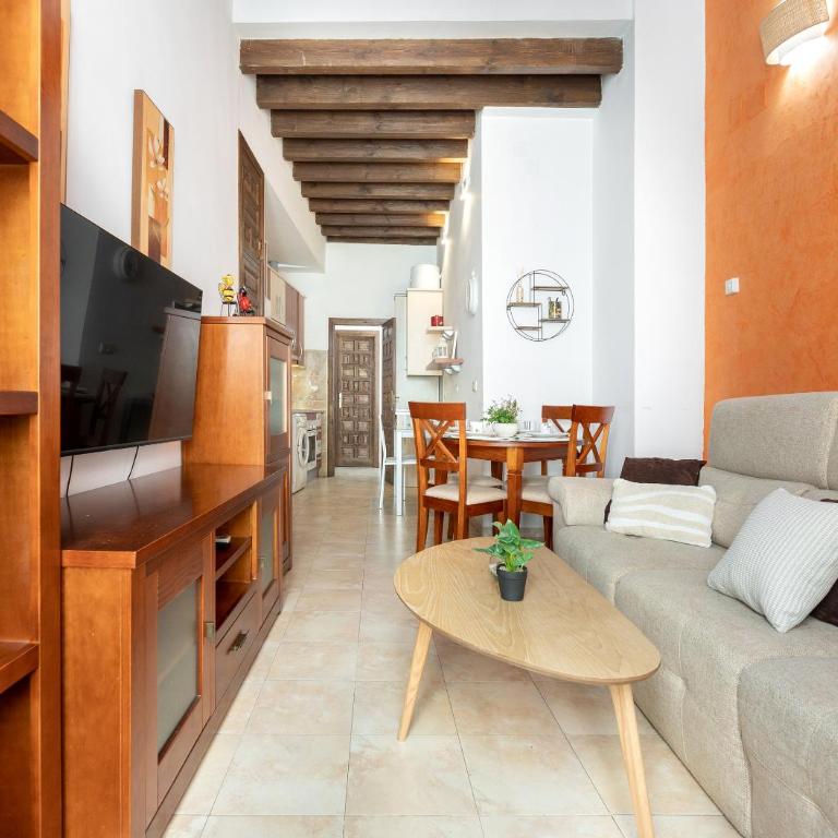 Elvira Home For 4 - Two-Bedroom Apartment with Balcony - 17