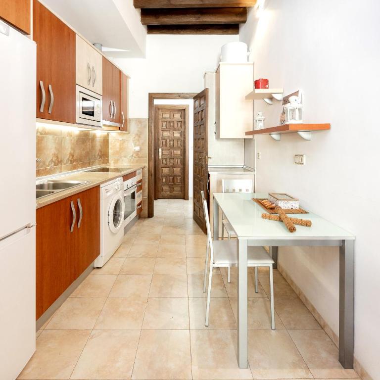 Elvira Home For 4 - Two-Bedroom Apartment with Balcony - 18
