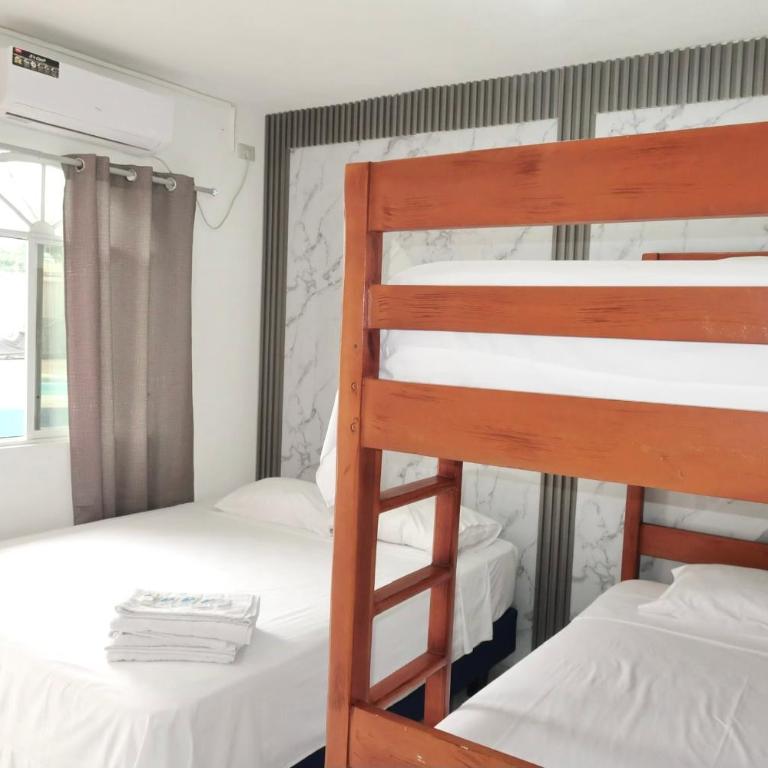 Hotel Pedernales MrRobert - Deluxe Quadruple Room - 1